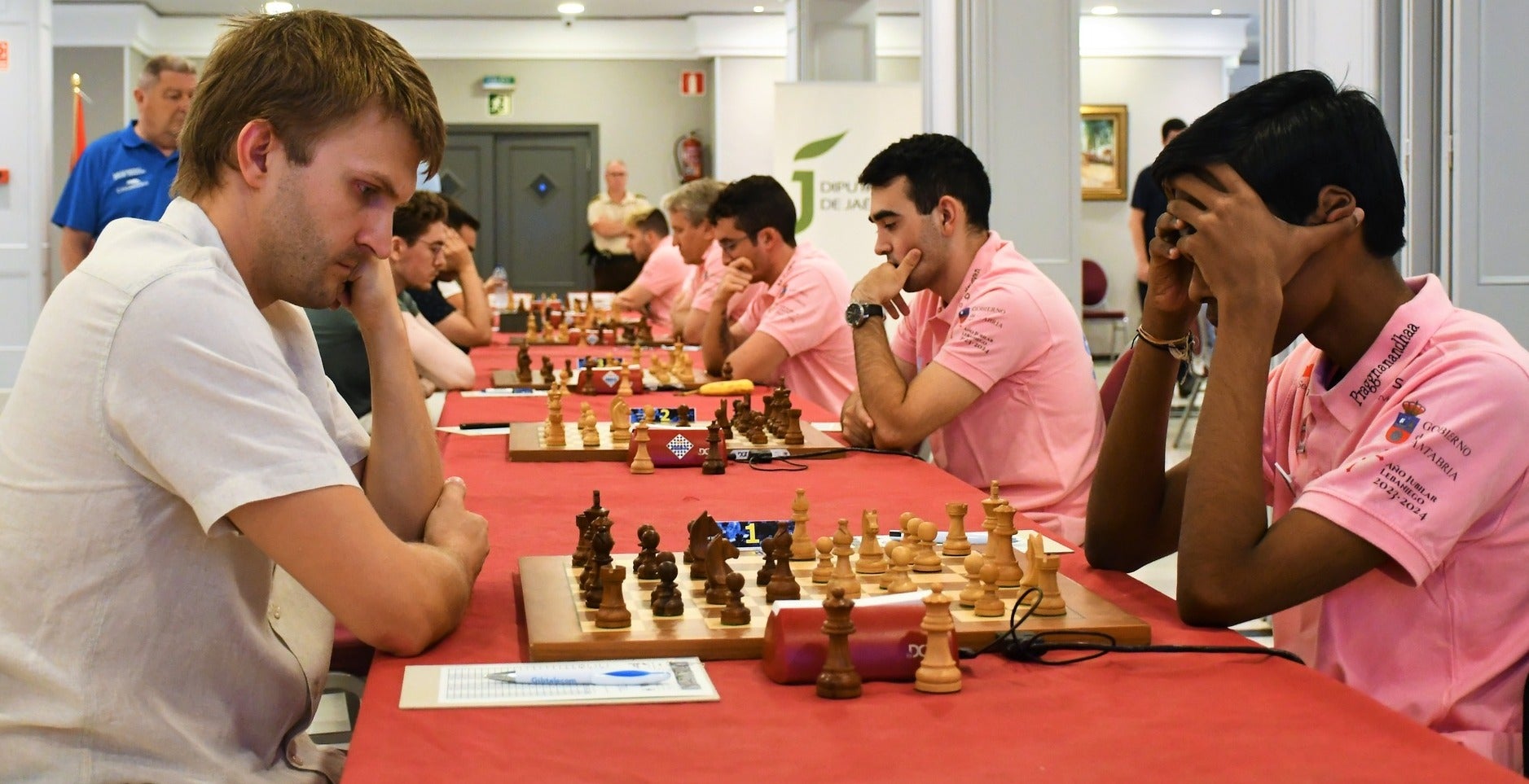 Partidas de la segunda ronda. Los jugadores del Solvay, con la camiseta rosa.