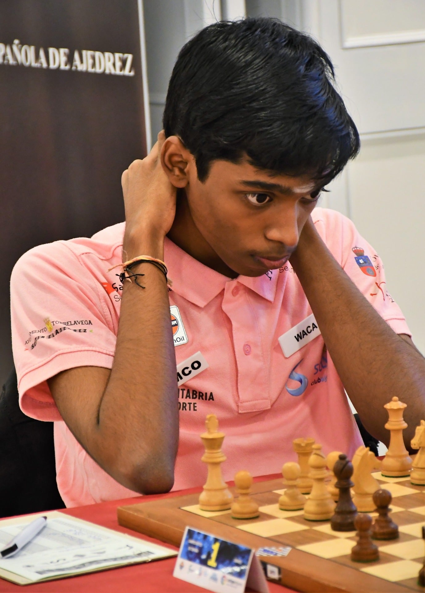 Rameshbabu Praggnanandhaa, ante su tablero, en una partida del campeonato,