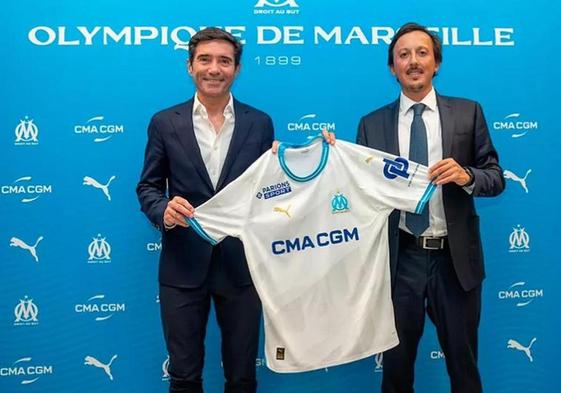 Marcelino y Pablo Longoria, presidente del Olympique Marsella posan con la camiseta del equipo hace poco mas de dos meses.