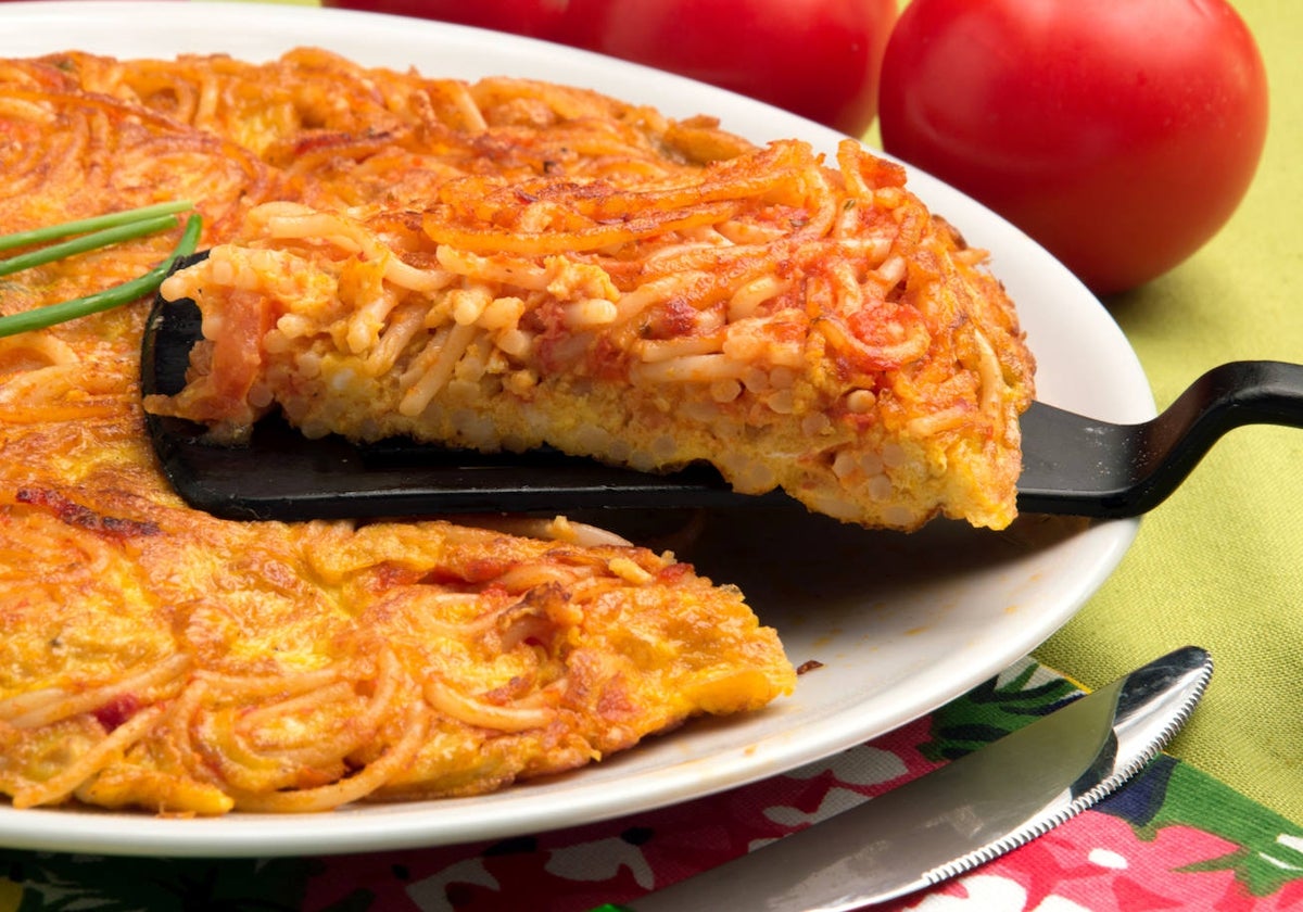 Tortilla de espaguetis con tomate sobrantes.