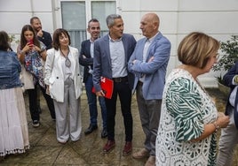 Pablo Zuloaga charla con el presidente del PSOE cántabro, Eduardo Echevarría, en presencia de otros dirigentes del partido