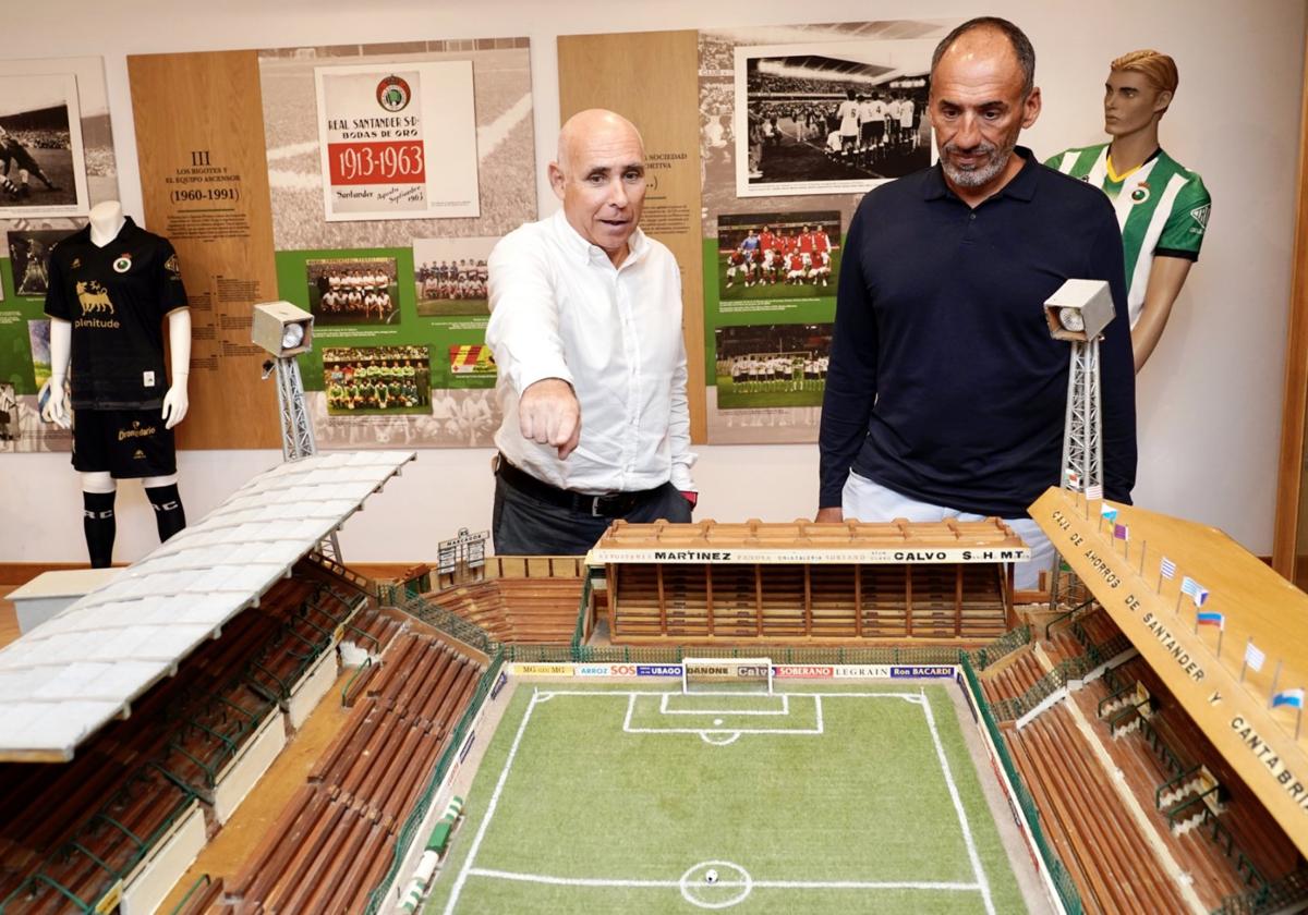 Manolo Higuera muestra a Sebastián Ceria la maqueta de los antiguos Campos de Sport.