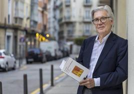 Iñaki Ezquerra, en el exterior del Ateneo, con su poemario 'Cien sonetos de la vida entera'.