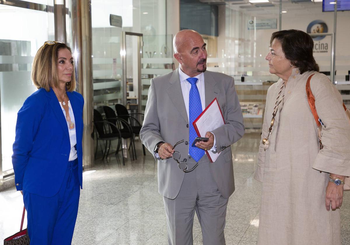 María Jesús Cabero, César Pascual e Isabel Frutos, este miércoles antes de la presentación de la campaña de la vacunación contra el covid y la gripe.