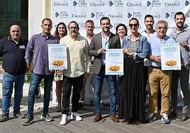 Imagen de los promotores de la iniciativa con los hosteleros.