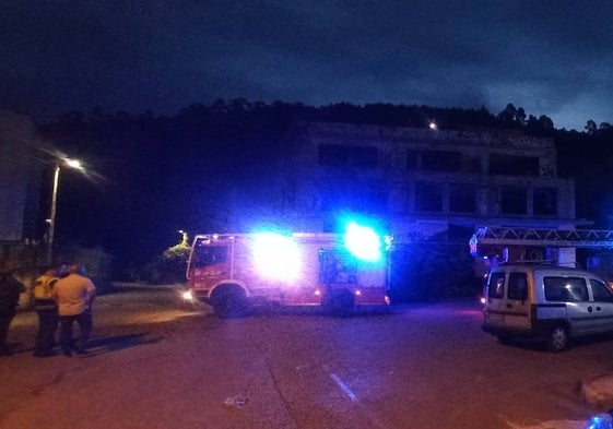 Guardia Civil y Bomberos de Torrelavega intervinieron en el suceso.