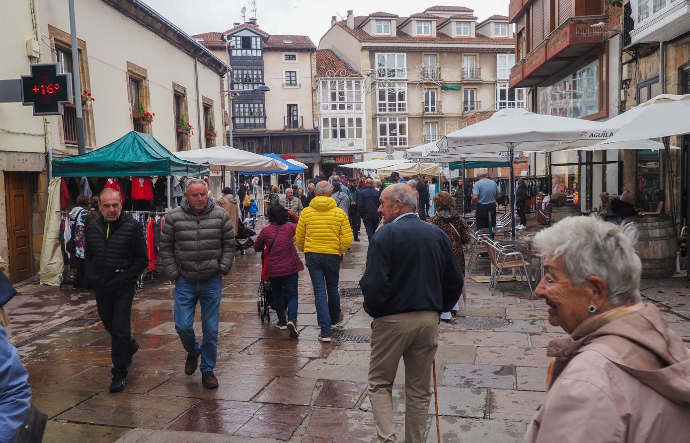 La lluvia intermitente ha dado una tregua y la Feria del Comercio y la Artesanía se está desarrollando con total normalidad en la Avenida del Puente de Carlos III