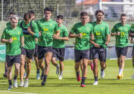 Íñigo Sainz-Maza, en el centro, encabeza el grupo de compañeros en un entrenamiento en La Albericia.