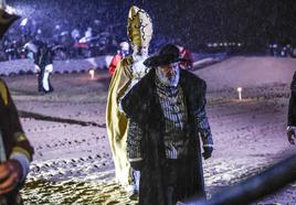 Carlos V, nada más desembarcar, caminando bajo la lluvia en la playa Salvé de Laredo.