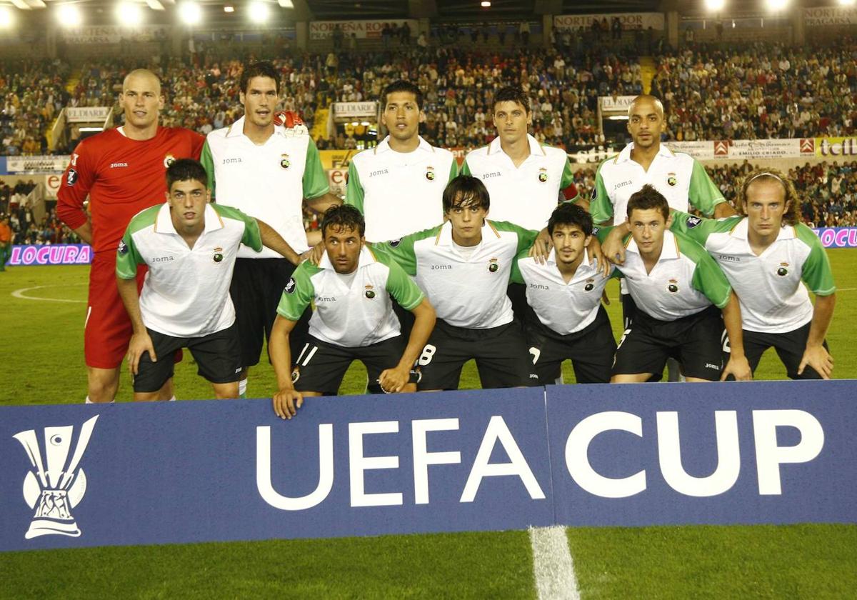 Estreno del Racing en la UEFA. de izquierda a derecha Coltorti, Navas, Garay, Oriol y Luccin. Agachados, Juanjo, Serrano, Bedia, Pereira, Sepsi y Gonçalves.