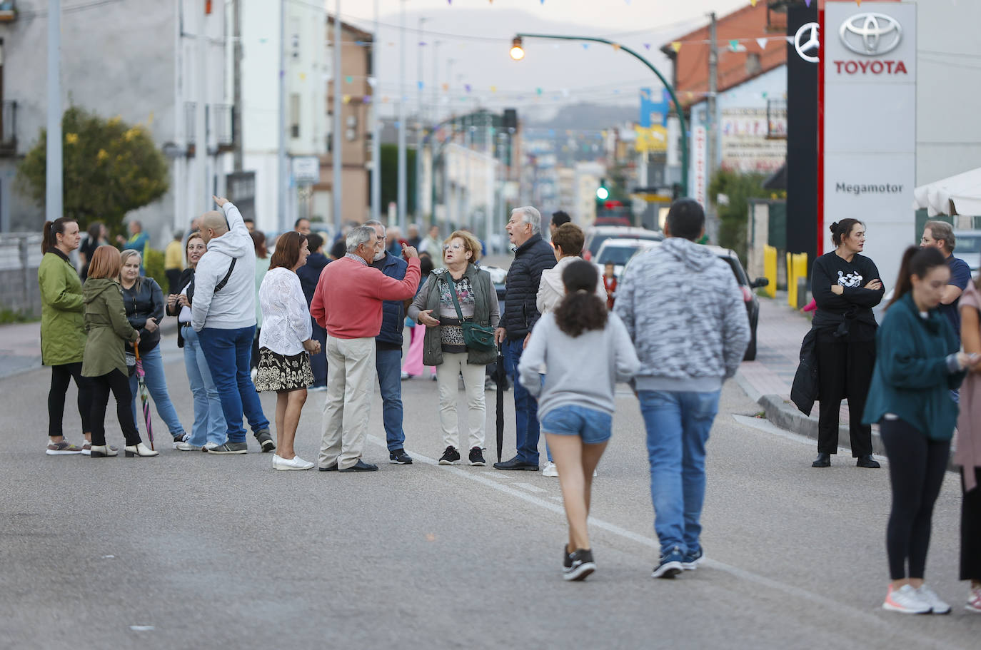 Vecinos se concentran en la Avenida de Bilbao, al inicio de la marcha.