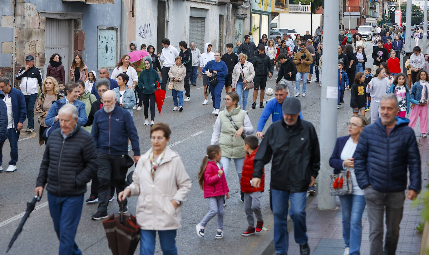 La marcha dejó una estampa atípica en Sierrapando: la Avenida de Bilbao completamente libre de vehículos.