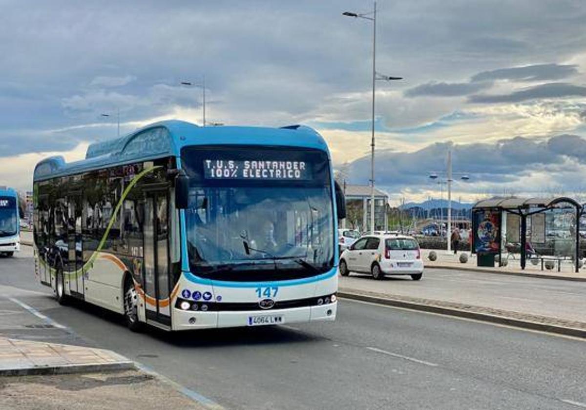 Uno de los dos autobuses cero emisiones que ya circulan por la ciudad. DM