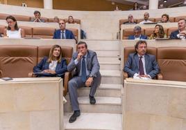 María José Sáenz de Buruaga junto a Íñigo Fernández, instantes antes del comienzo del primer pleno de la legislatura en el Parlamento cántabro.