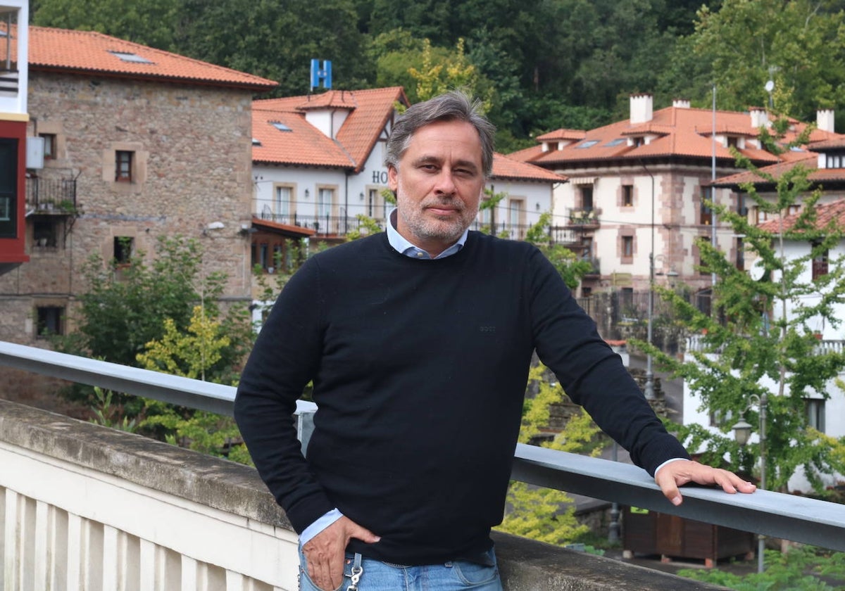 Ramón Pradera en Puente Viesgo tras la presentación esta semana de su proyecto en la comarca.