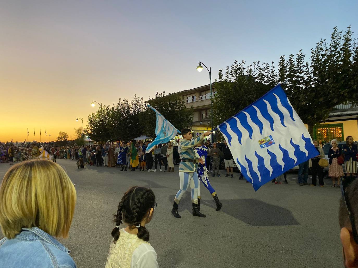 Espectáculo de banderas y acrobacias, uno de los pasacalles, el del torneo de caballeros, que más impresionó al público