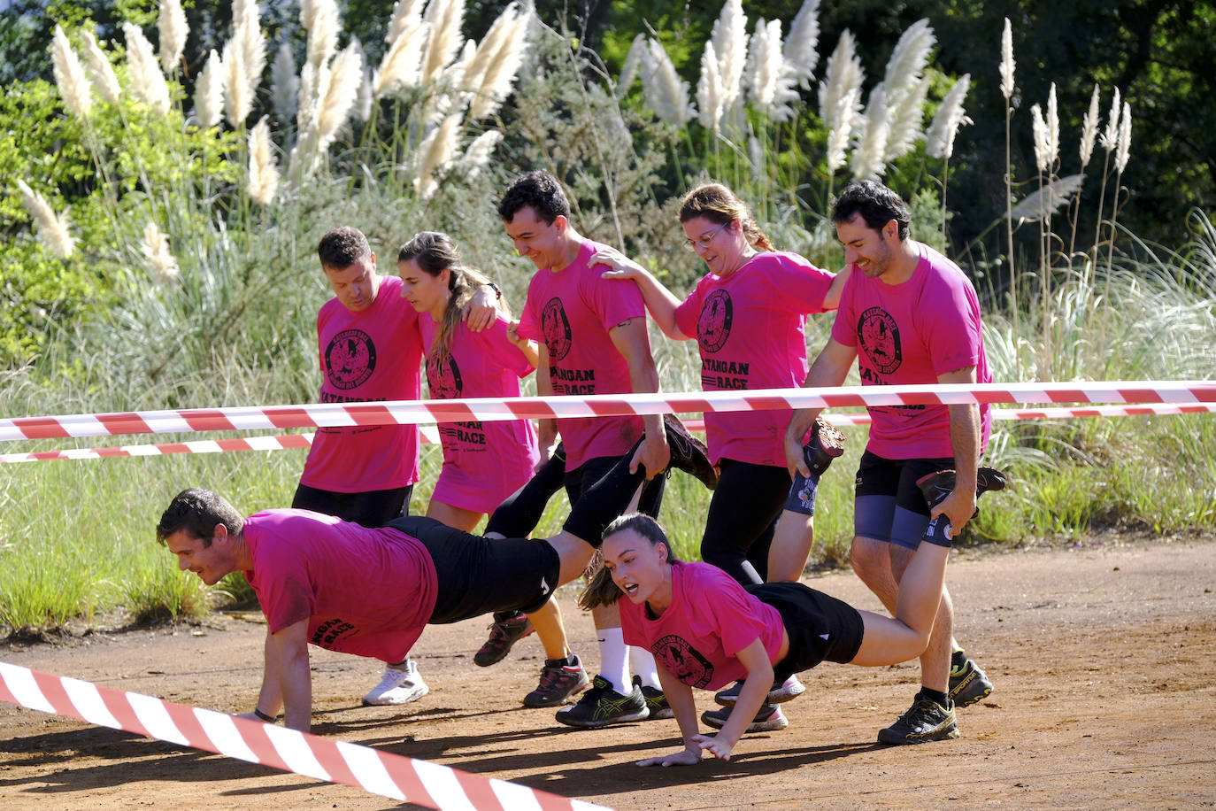 Una cuadrilla practica uno de los ejercicios del circuito, en el parque de La Viesca.