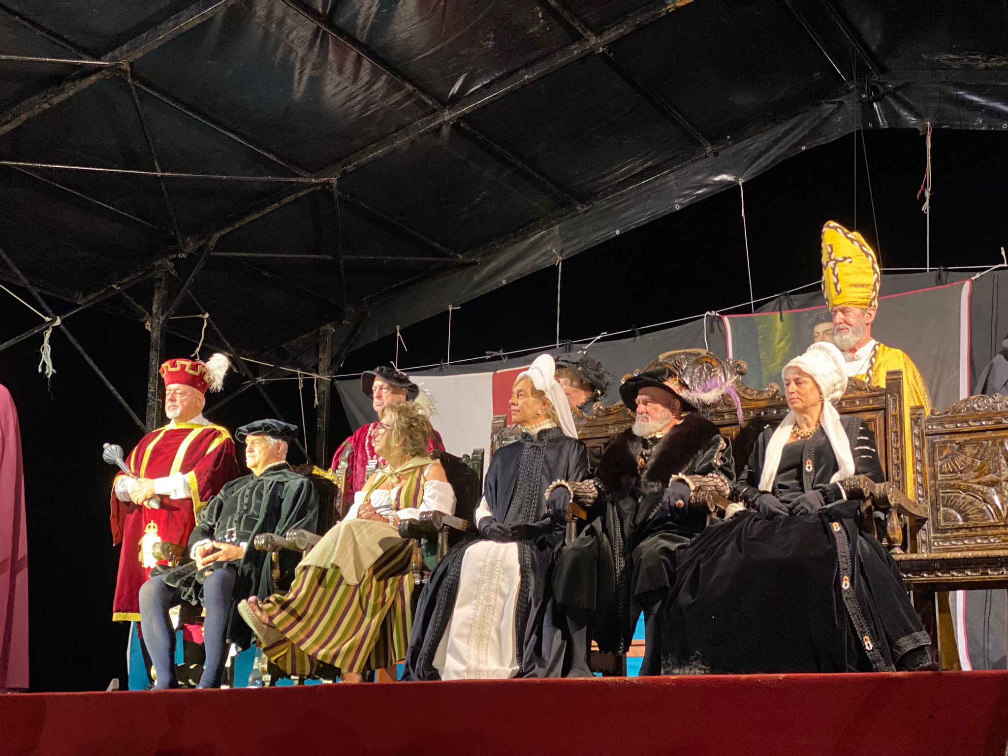 El monarca, sus hermanas las reinas y su séquito en el palco de autoridades. 