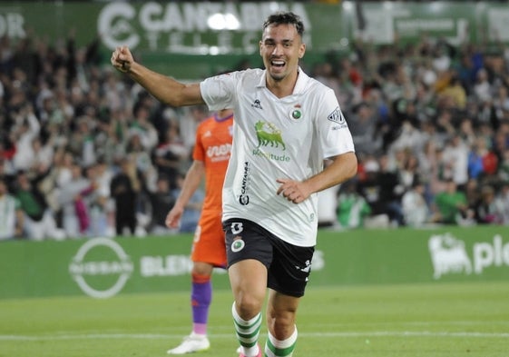 Arana celebra su gol con el Racing en el partido frente al Albacete en los Campos de Sport