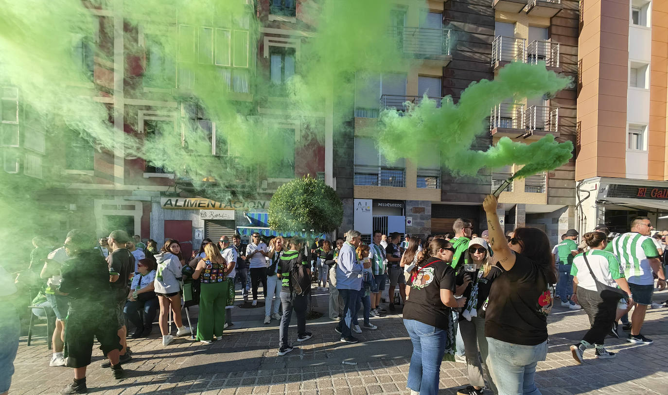 Aficionados verdiblancos lanzando bengalas.