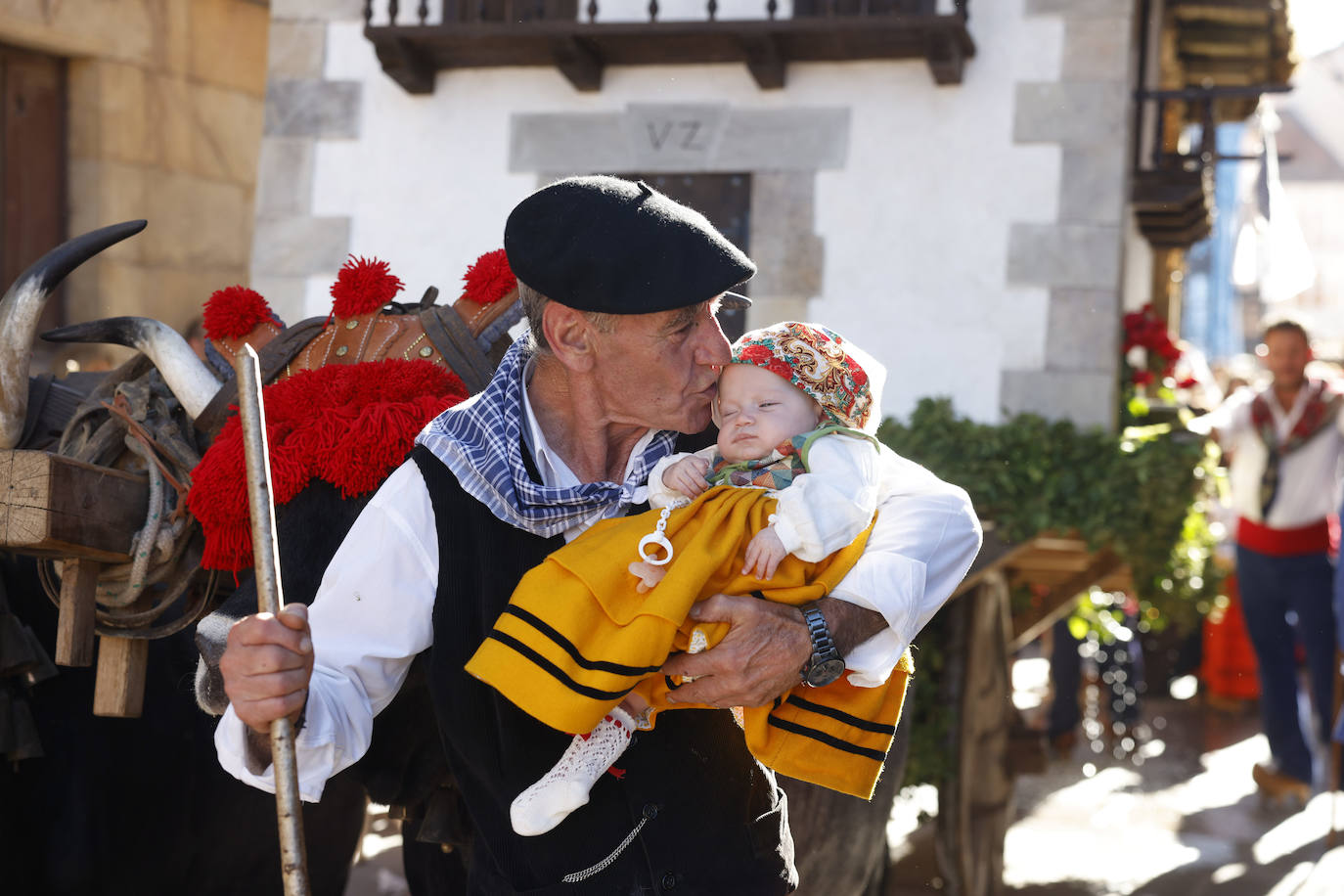 Dos generaciones de campurrianos, abuelo y nieta, manteniendo la tradición viva del desfile de carretas