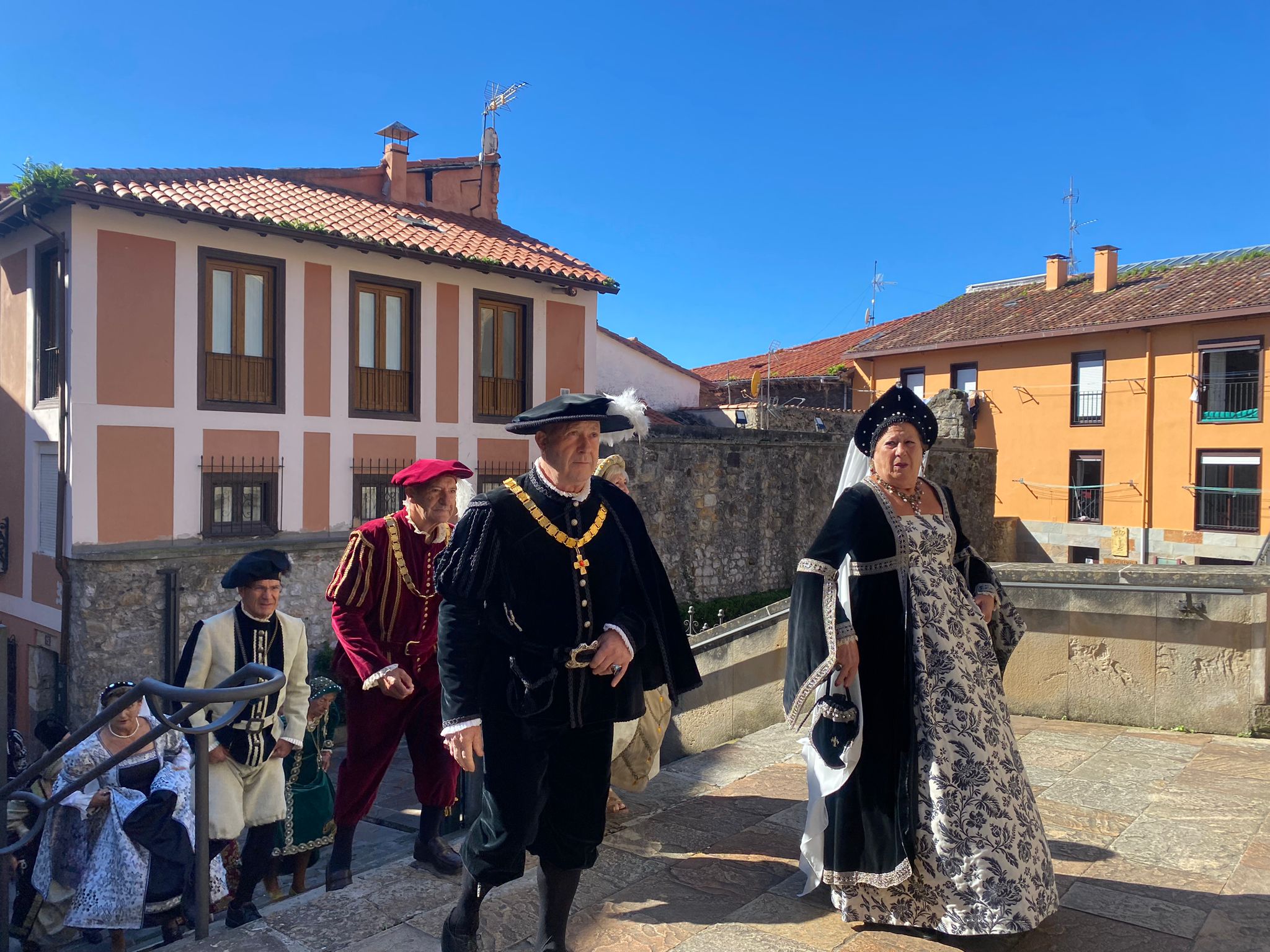 Los nobles acompañan a Carlos V a la misa en su honor antes de partir para Yuste.