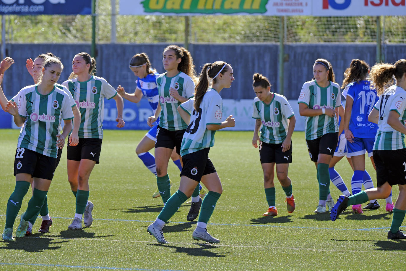 Las jugadoras de ambos equipos se preparan para el inicio del choque. 