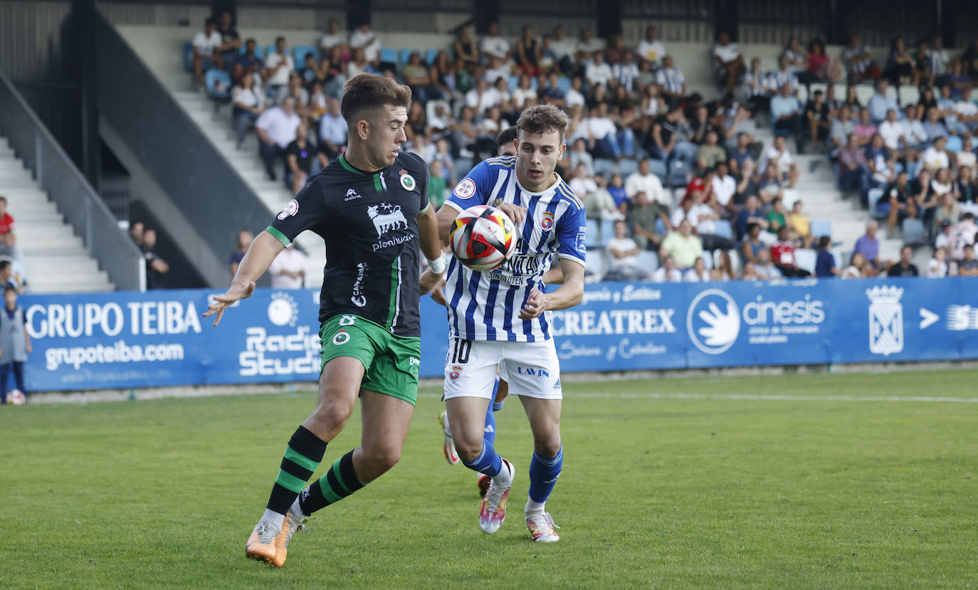 Diego Campo y Basurto pelean por un balón. 