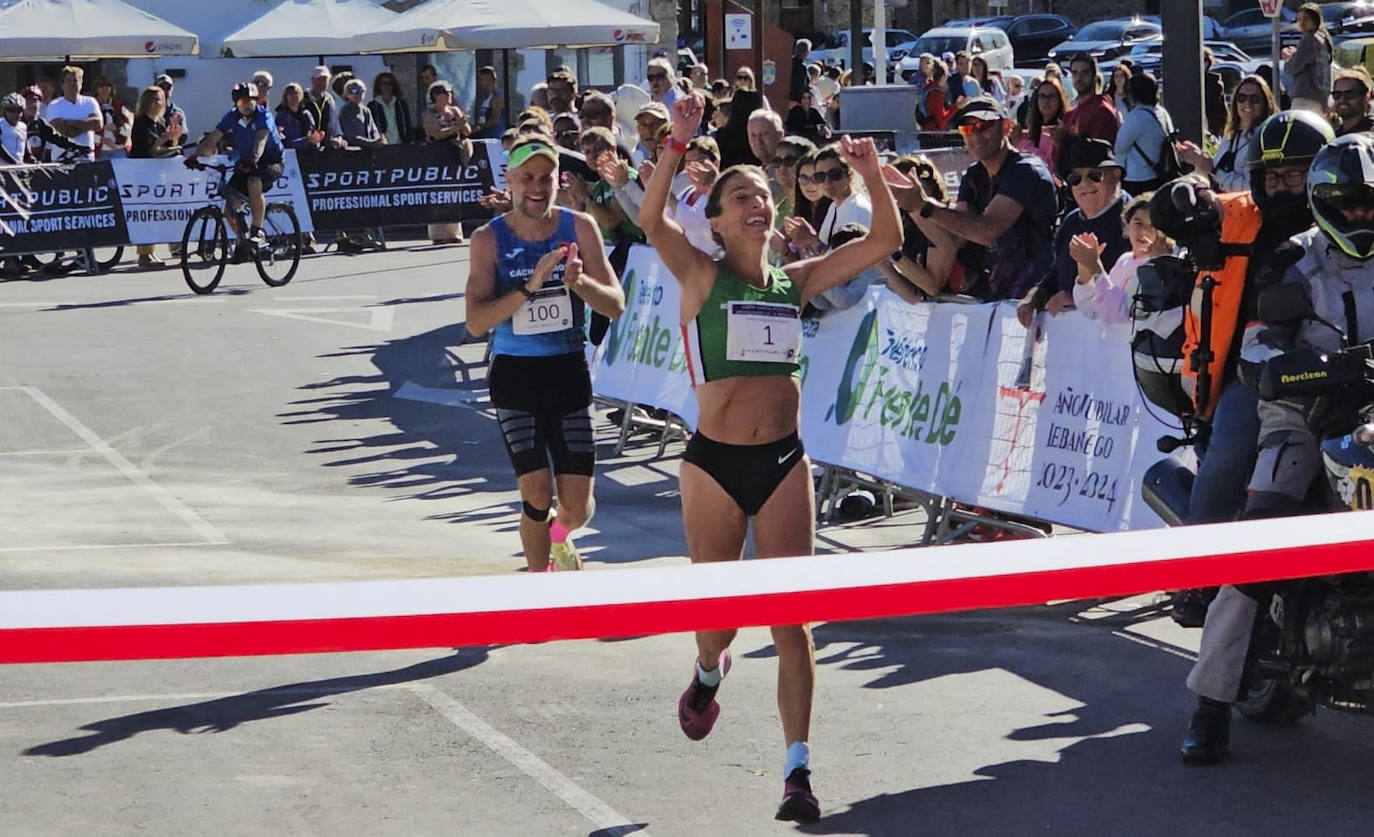 Natalia Bustamante cruza victoriosa la línea de meta en Potes. 