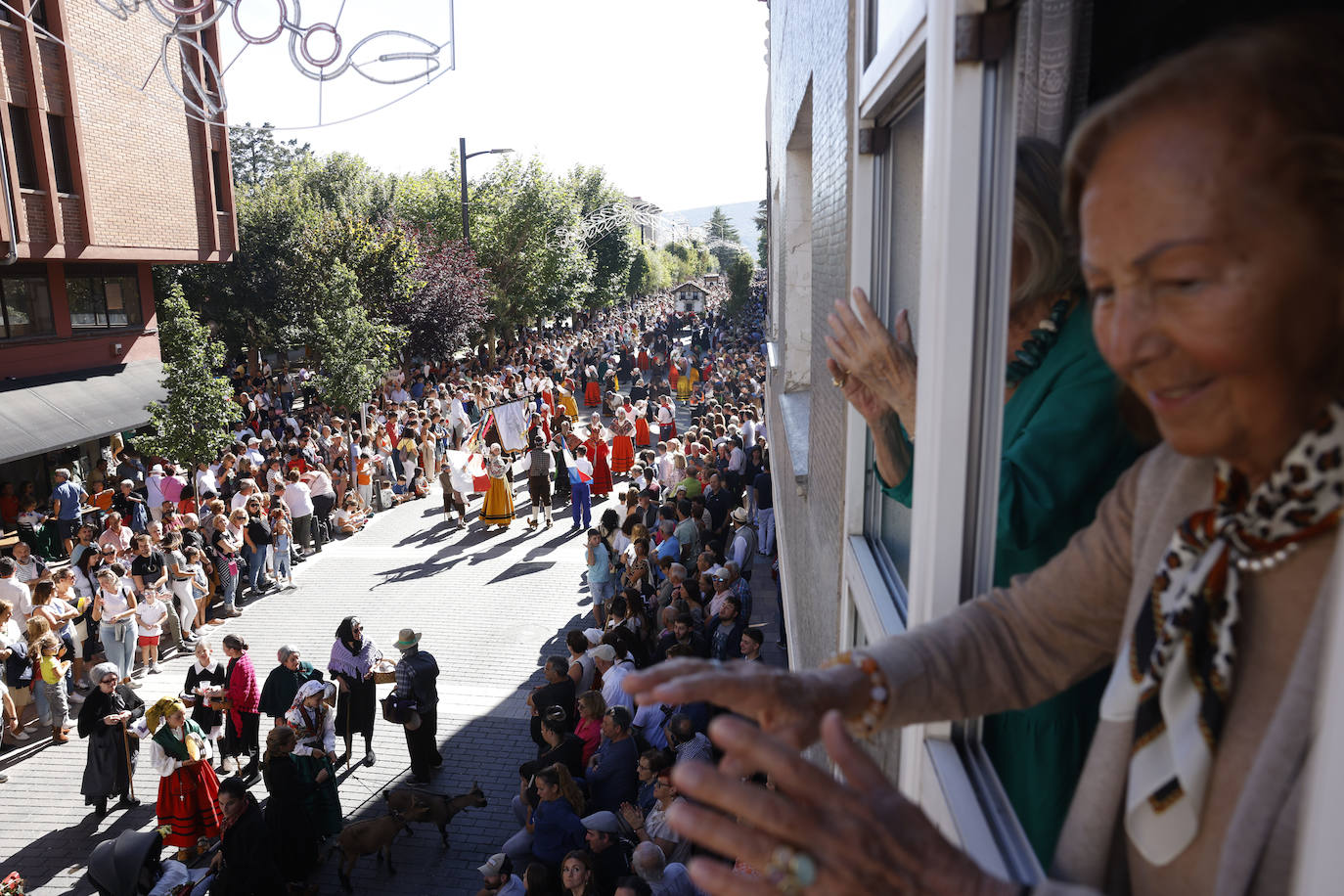 Los más afortunados vieron el desfile desde la ventana