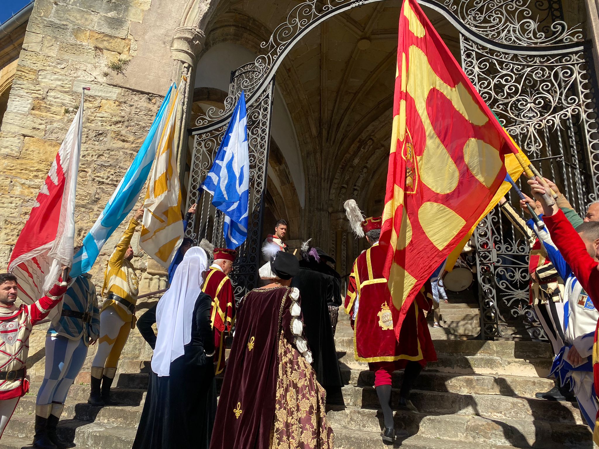 Los abanderados y caballeros reciben con júbilo al Carlos V a la entrada de Santa María