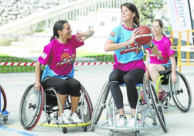 La deportista Ruth Beitia tratando de esquivar a una jugadora.