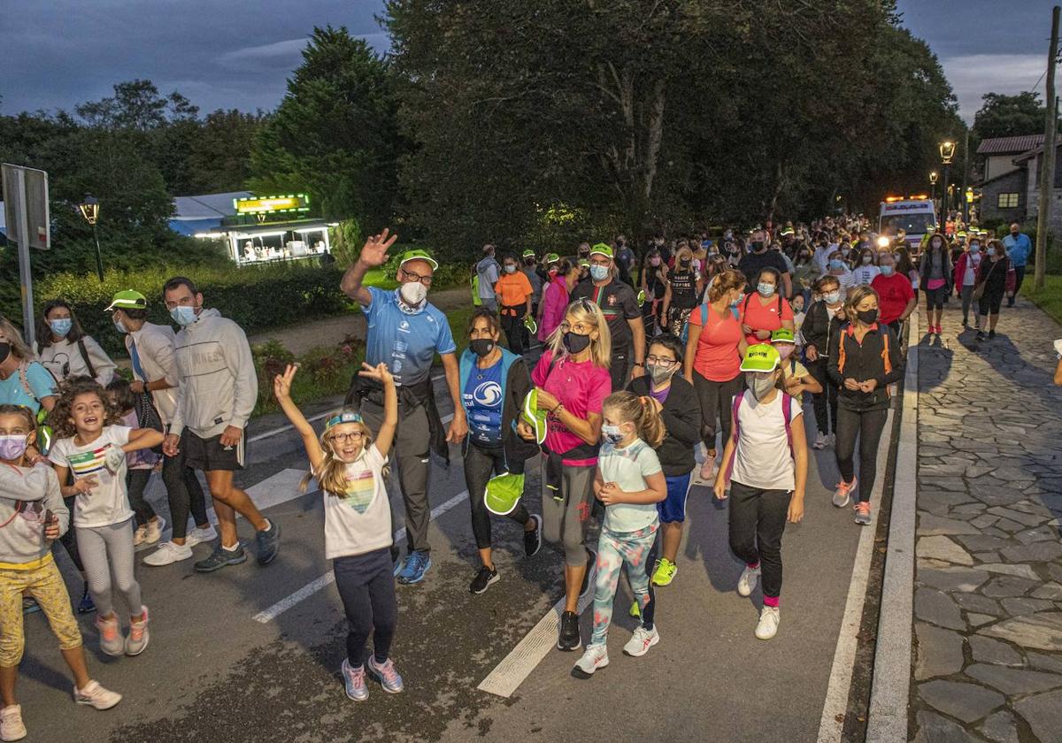 Marcha nocturna en Puente San Miguel en favor de los niños saharauis