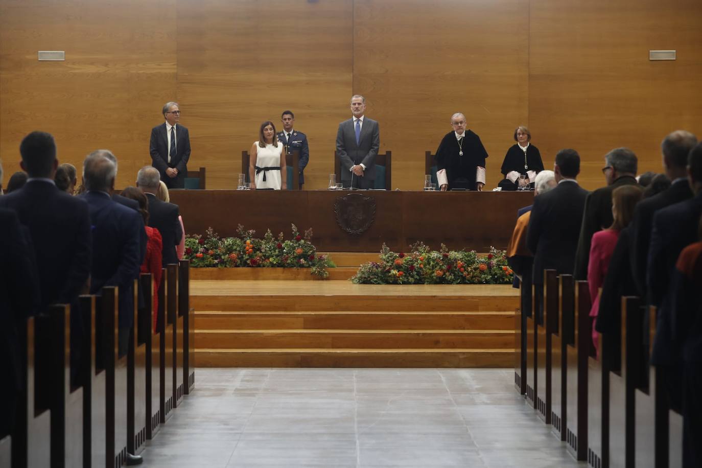 El rey Felipe VI, preside el acto inaugural del curso en las universidades españolas, flanqueado por la presidenta de Cantabria, María José Sáenz de Buruaga, y el rector de la UC, Ángel Pazos.