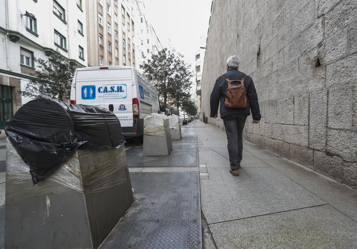 Imagen de contenedores precintados en la céntrica calle Cádiz de Santander.