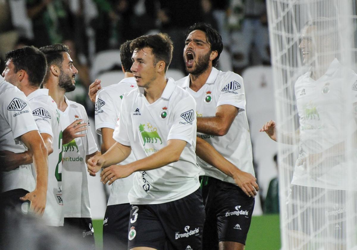 De izquierda a derecha, los racinguistas Andrés Martín, Saúl y Grenier, el sábado en el partido ante el Albacete.