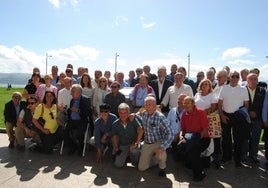 Antiguos alumnos del Patronato junto al monolito descubierto.