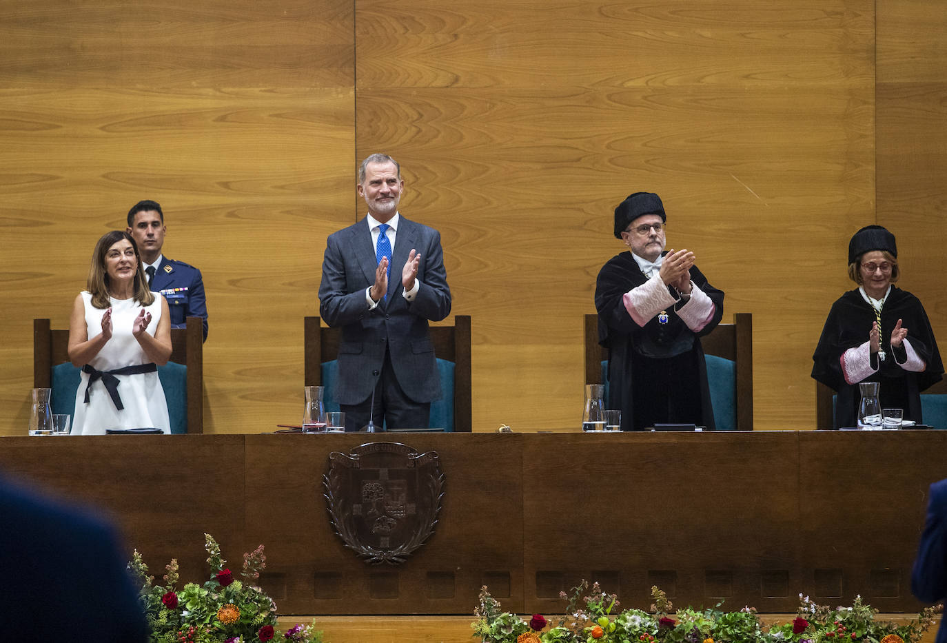 Aplausos en la mesa presidencial tras la interpretación del 'Gaudeamus Igitur'