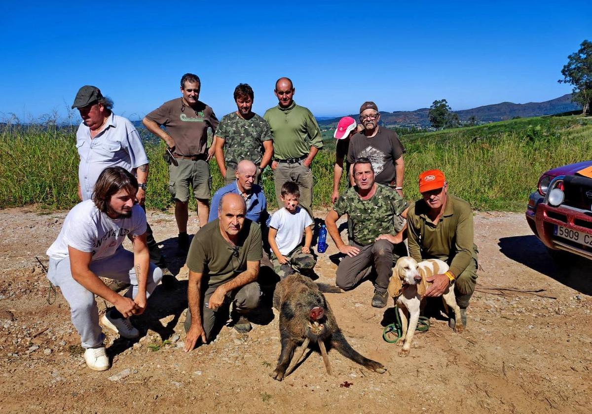 Miembros del coto de Penagos, con un buen jabalí cazado este pasado domingo.