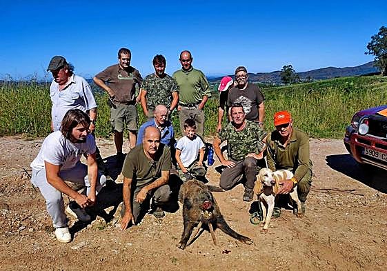 Miembros del coto de Penagos, con un buen jabalí cazado este pasado domingo.