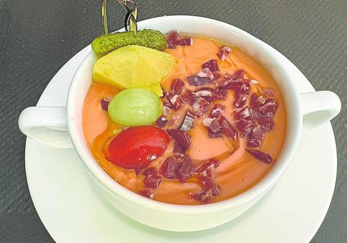 Imagen principal - Salmorejo de mango; albóndigas de tudanca; y arroz con leche.