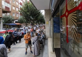 Vecinos en el acceso a la sede de Salud en la manifestación del pasado lunes día 18.