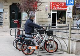 Un vecino aparca una bicicleta eléctrica, este año, en uno de los puntos de recogida dispersos por Torrelavega.