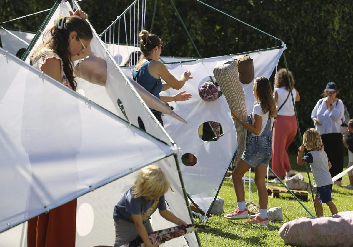 Niños y adultos participan en las actividades que Createctura organiza en los jardines de Pronillo desde el pasado domingo.