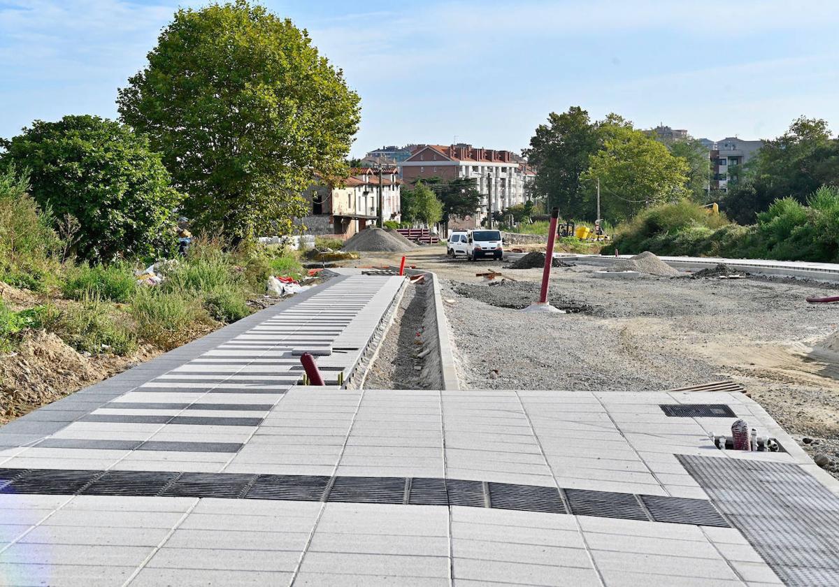 Avance de las obras de urbanización en el sector 1 de El Alisal, en Santander, para la construcción de 300 viviendas de protección oficial.