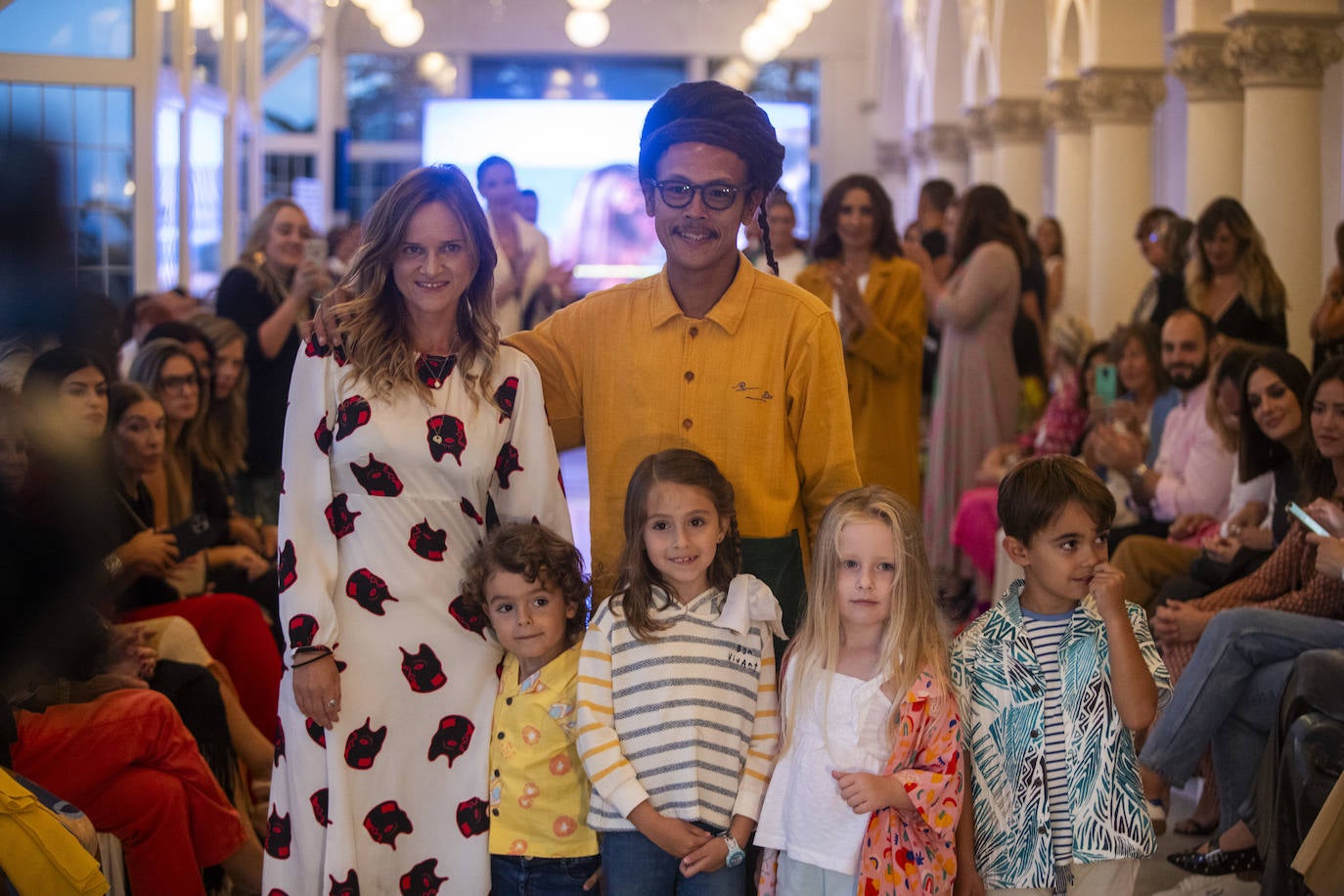 Gala Nieves y Rheza Pradana, integrantes de la firma gallega de moda sostenible 'Off Connection', junto a los niños que han presentado su colección.