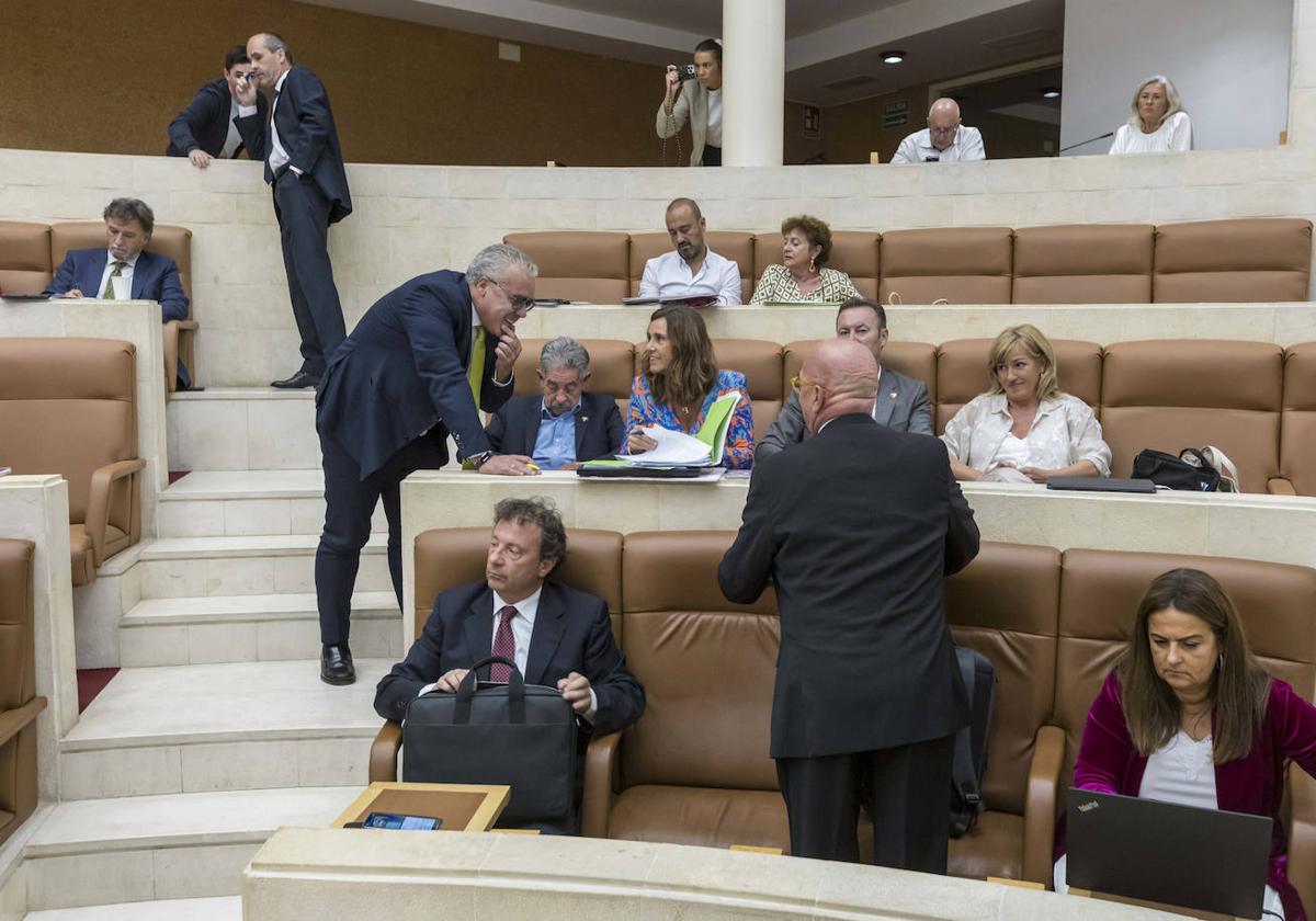 El popular César Pascual, de espaldas, se interesa por lo que pasa en la bancada regionalista.