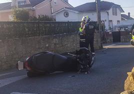 Imagen del accidente, con la moto del herido tumbada en el suelo.