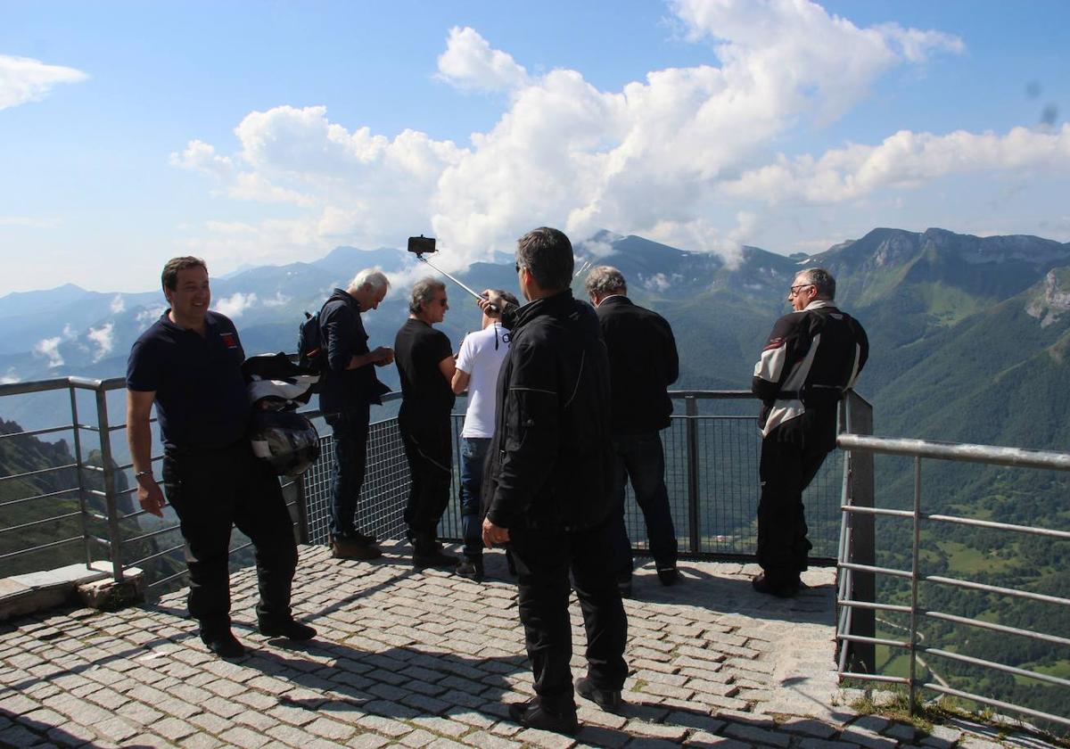 Visitantes en la estación superior de Fuente Dé, desde donde hay unas espectaculares vistas.