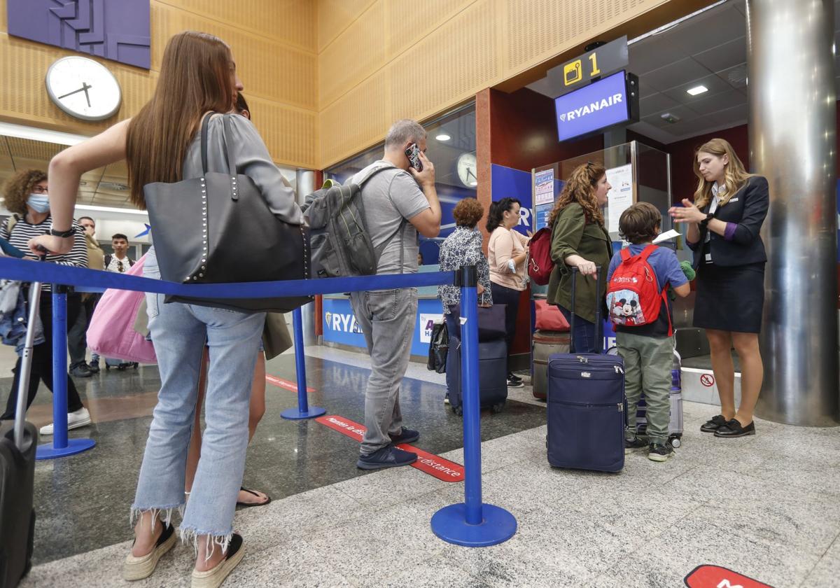 Un grupo de viajeros, en el aeropuerto Seve Ballesteros de Santander.